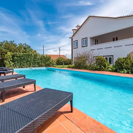 Vip House - Pool & In Caparica Guest house