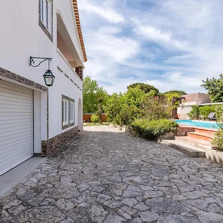 Guest house Vip House - Pool & In Caparica Charneca (Setubal)