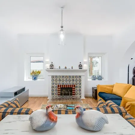 Vip House - Pool & In Caparica Guest house