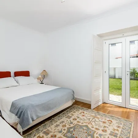 Guest house Vip House - Pool & In Caparica Charneca (Setubal)