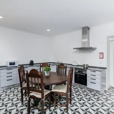 Guest house Vip House - Pool & In Caparica Charneca (Setubal)